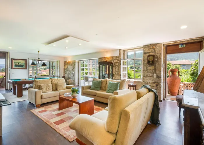 Martim With Pool & Big Garden Near Braga By Se 펜션 바르셀로스